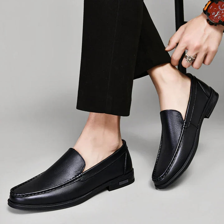 Komfortable braune Herren Loafers mit Slip-On Funktion. Stilvolle & langlebige Frühjahrsschuhe.