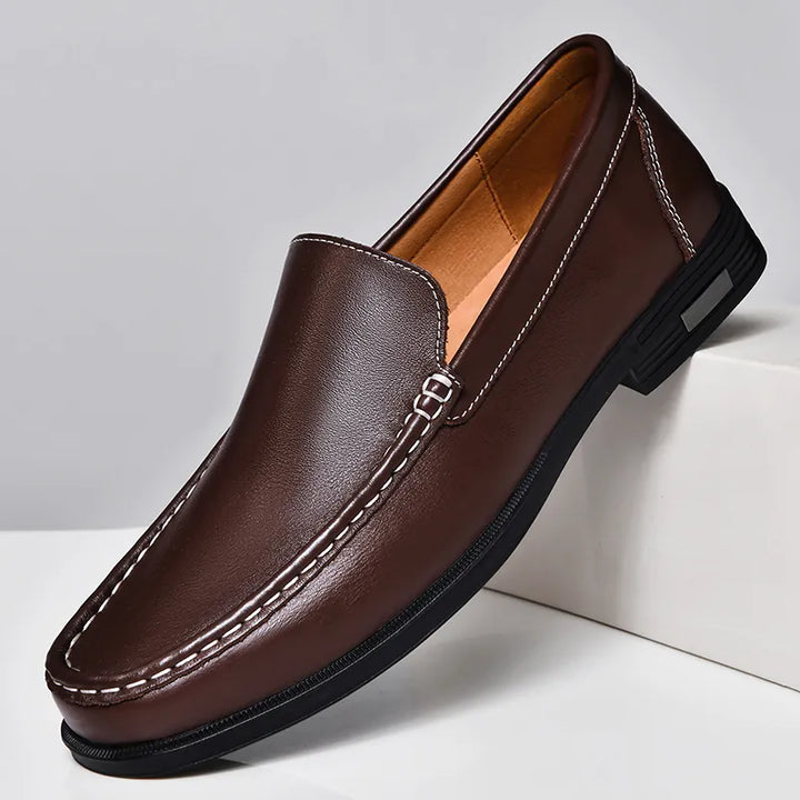 Braune Herren Slip-On Loafers. Elegante, leichte & atmungsaktive Frühjahrsschuhe für Komfort.