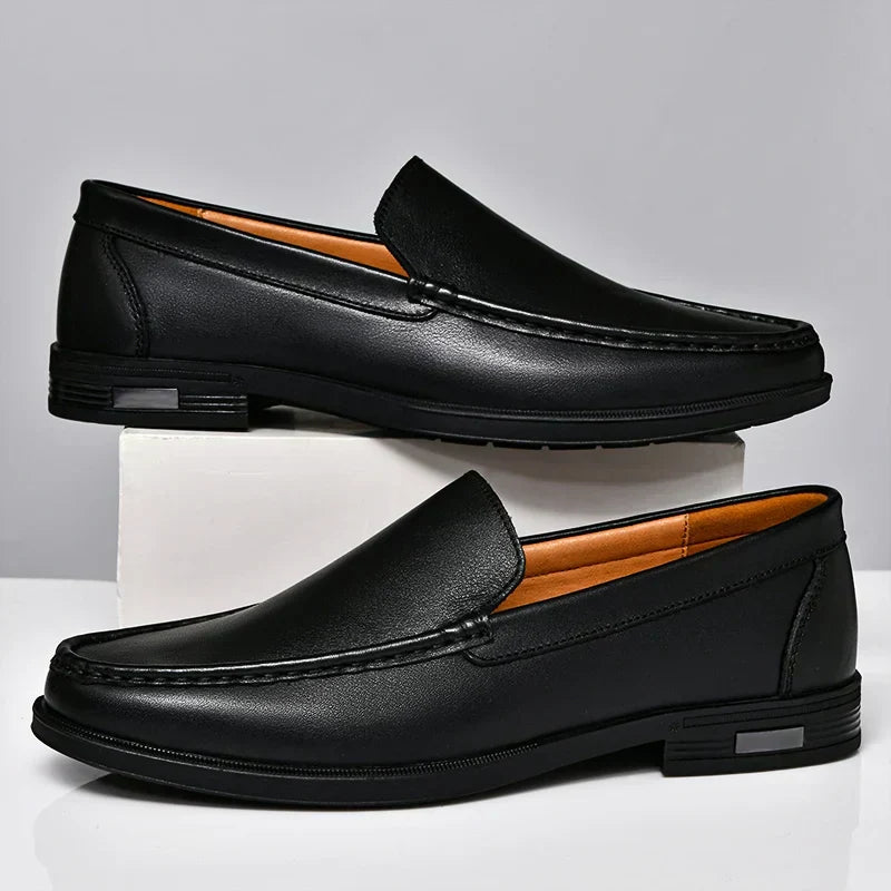 Schwarze stilvolle Herren Loafers, Slip-On Design. Ideal für Frühling, elegant & bequem.