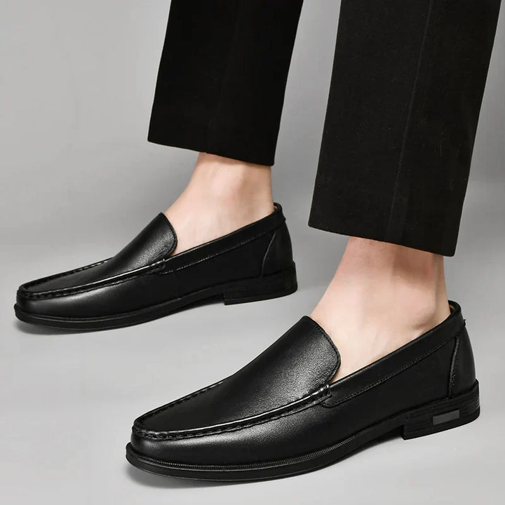 Modische schwarze Herren Loafers, einfach anzuziehen. Elegante & bequeme Frühjahrsschuhe.