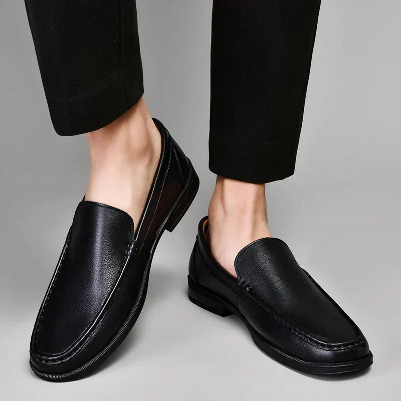 Elegante schwarze Herren Slipper für den Frühling. Komfortable & klassische Freizeitschuhe.