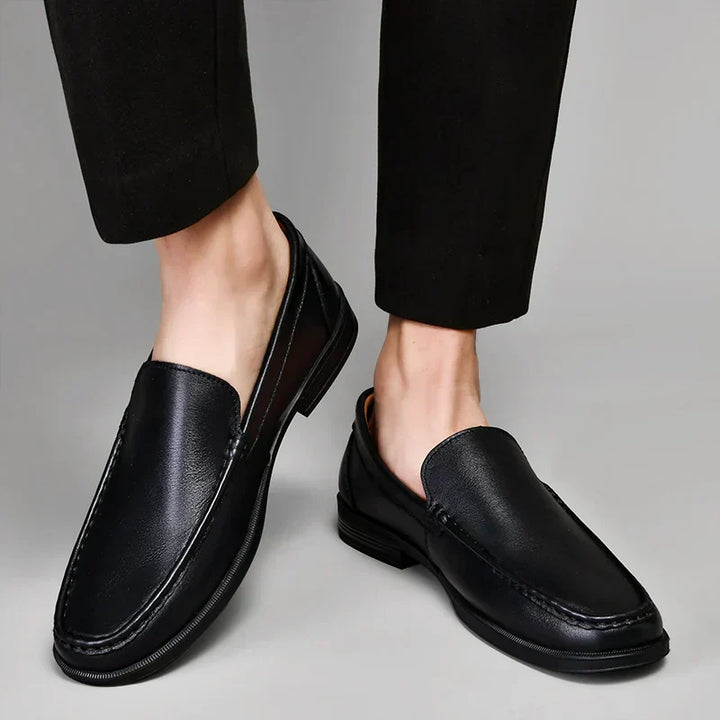 Elegante schwarze Herren Slipper für den Frühling. Komfortable & klassische Freizeitschuhe.