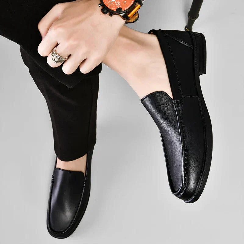 Stilvolle schwarze Herren Loafers. Ideal als bequeme Business- oder Freizeitschuhe im Frühling.