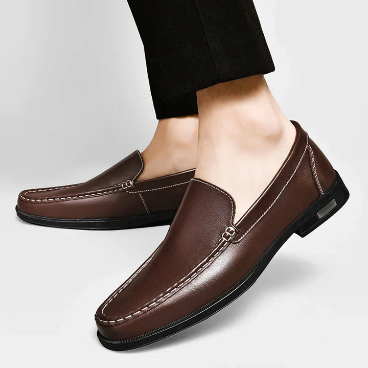 Braune klassische Herren Slip-On Loafers. Atmungsaktive & elegante Frühjahrsschuhe für den Frühling.