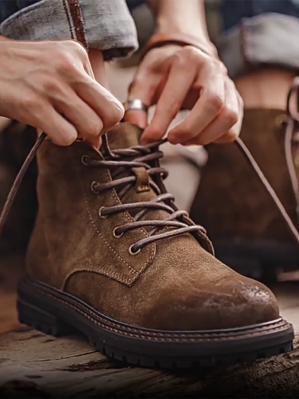Klassische braune Leder-Arbeitsstiefel für Herren, langlebig und wetterfest, ideal für Outdoor-Einsätze.