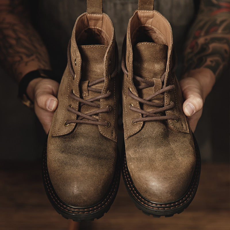 Mann trägt braune, wetterfeste Herren-Arbeitsstiefel im klassischen Stil, ideal für Outdoor-Aktivitäten.