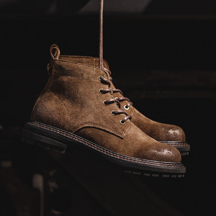Seitenansicht robuster brauner Herren-Arbeitsstiefel, wetterfest und langlebig für schwere Arbeit.