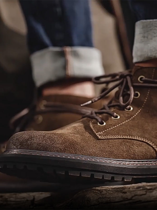 Detailansicht der klassischen, wetterfesten Herren-Arbeitsstiefel in Braun mit langlebiger Sohle.