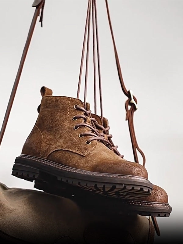 Von vorne: Klassische braune Herren-Arbeitsstiefel, robust, wetterfest und bequem für Outdoor.