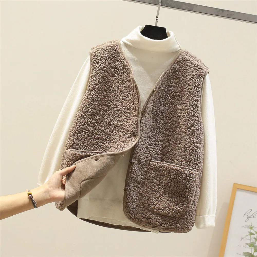 Braune Herren Winterweste, warm, strapazierfähig, mit praktischen Reißverschlusstaschen für Outdoor & Freizeit.