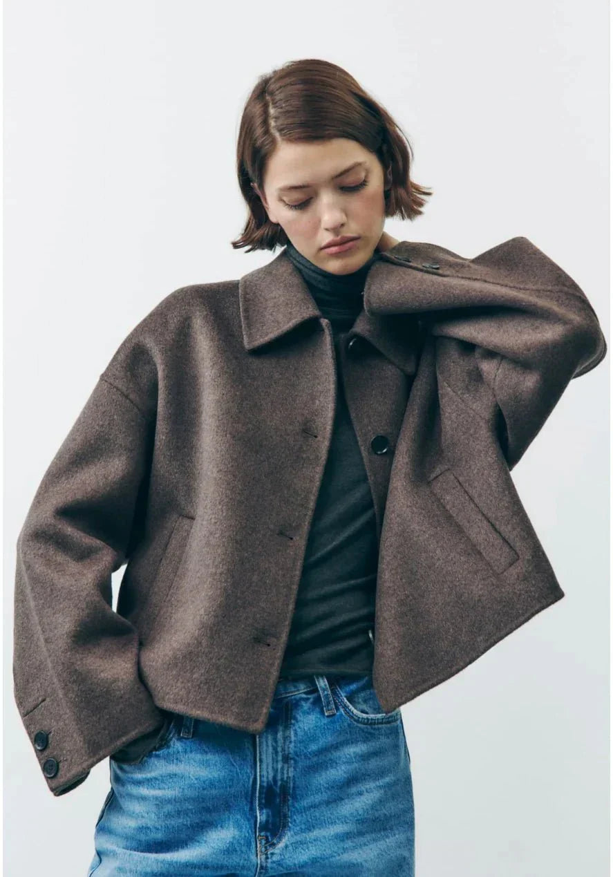 Braune, stilvolle Damen Kurze Jacke mit Knopfleiste, ideal für den Übergang und modische Looks.