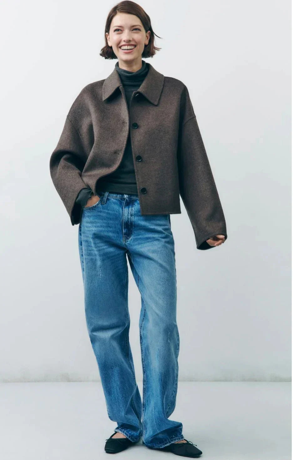Vielseitige, elegante Damen Cropped-Jacke mit Knopfleiste; eine modische Übergangsjacke für Frauen.