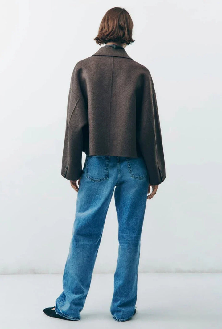 Trendige, kurze Damenjacke mit durchgehender Knopfleiste, perfekt als stilvolle Oberbekleidung für Damenmode.