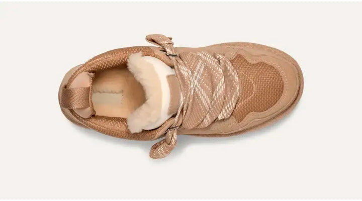 Profilansicht: Robuste Antirutsch-Sohle und hochwertiges Wildleder der Damen Winterstiefel