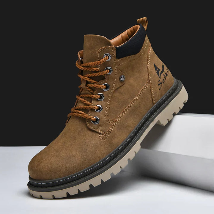 Brauner Herren Winter-Schnürstiefel mit rutschfester Profilsohle, warm & robust für Outdoor-Abenteuer.
