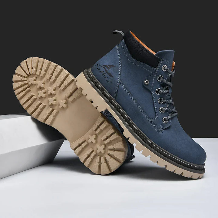 Komfortabler blauer Herren Winterschuh, Schnürstiefel für Schnee und Kälte, mit griffiger Sohle.