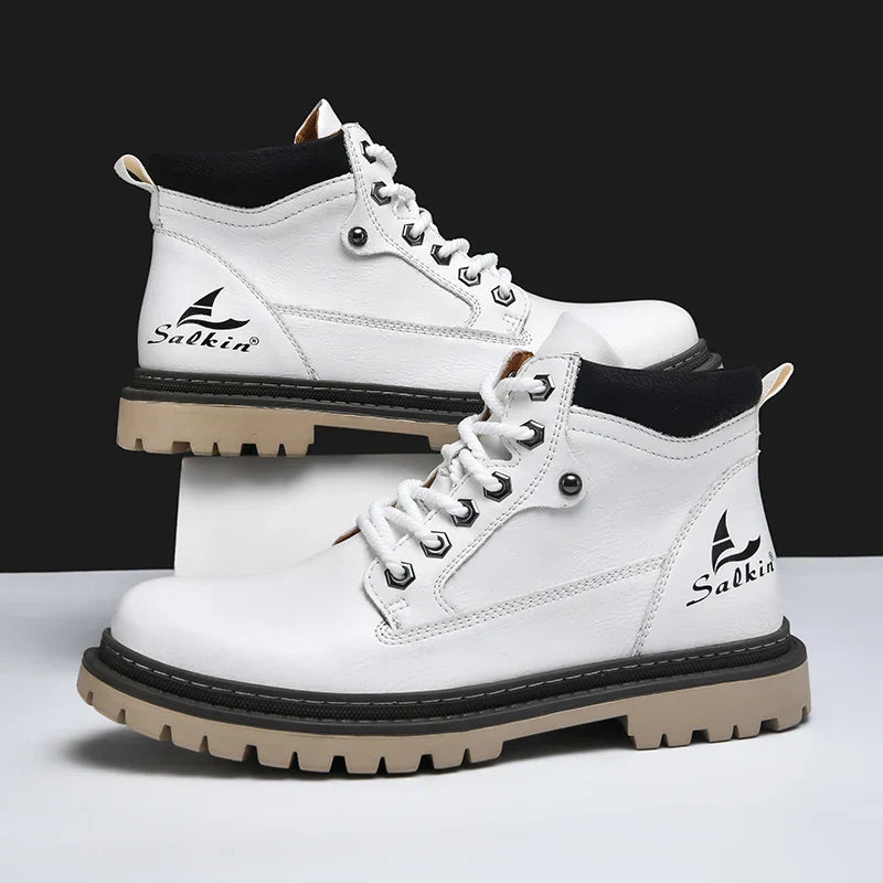 Eleganter brauner Herrenstiefel, Winter-Schnürstiefel, rutschfeste Sohle, für urbane Wintermode.