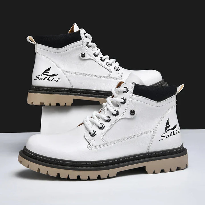 Eleganter brauner Herrenstiefel, Winter-Schnürstiefel, rutschfeste Sohle, für urbane Wintermode.