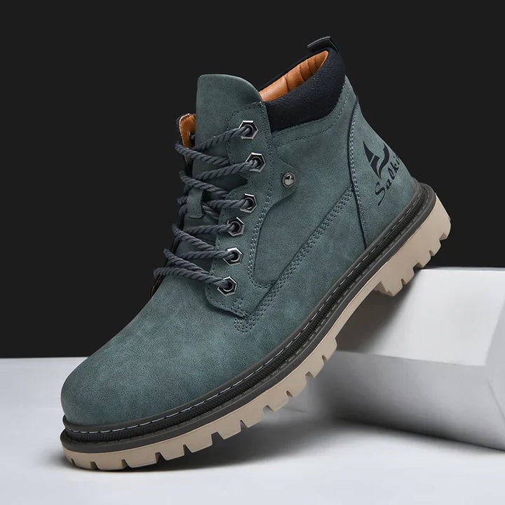 Stylischer blauer Herrenstiefel, Schnürstiefel, warm & robust, mit griffiger Sohle für Winterabenteuer.