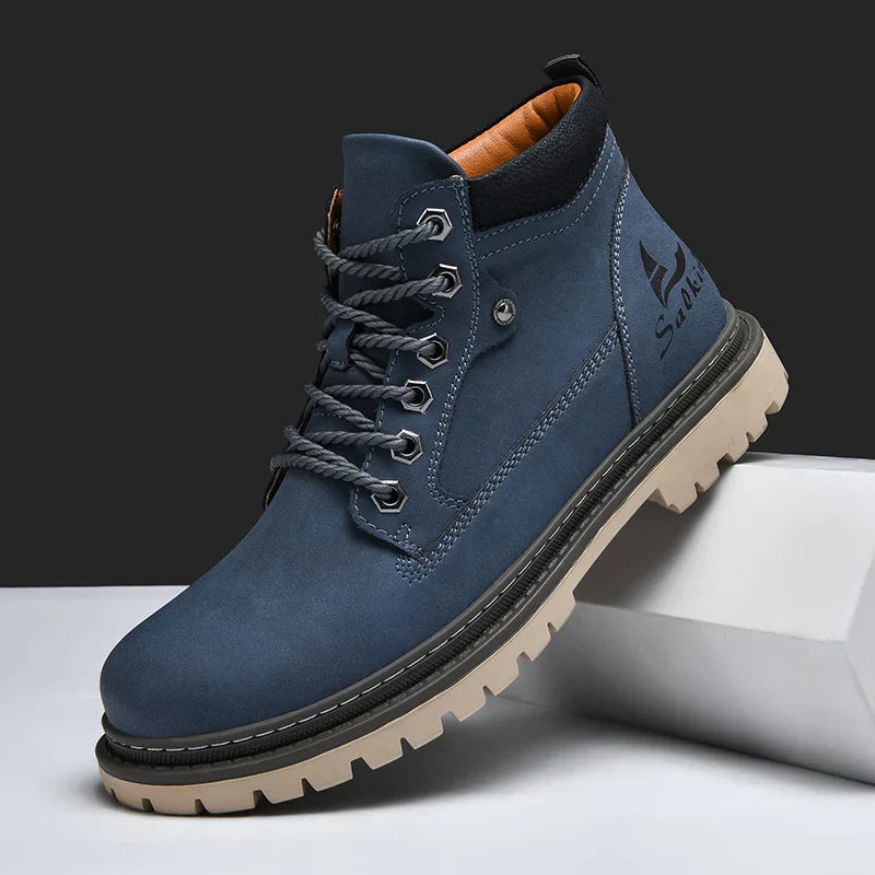 Vielseitiger grüner Herren Winterschuh, Schnürstiefel, rutschfest, warm & langlebig für alle Winteraktivitäten.