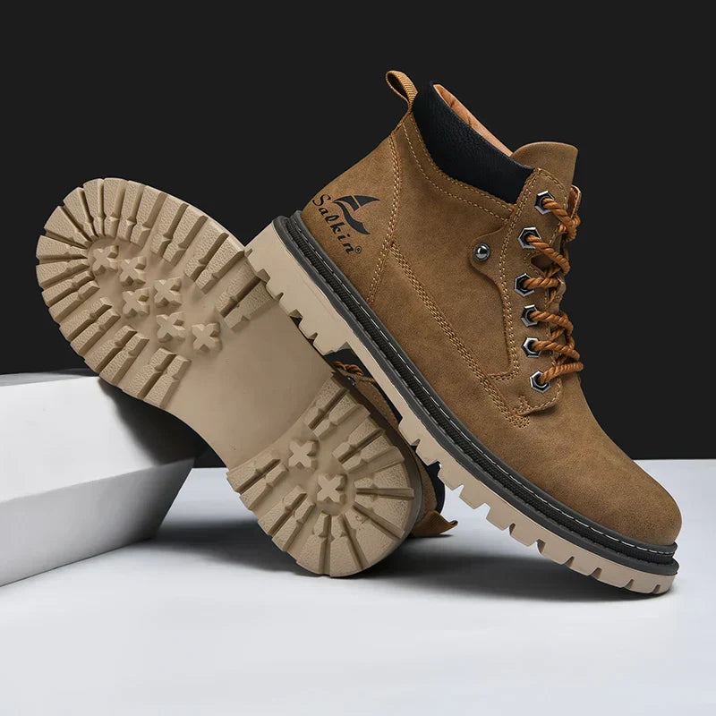 Robuster brauner Herren Winter-Schnürstiefel, gefüttert & wasserdicht, ideal für Schnee und Eis.