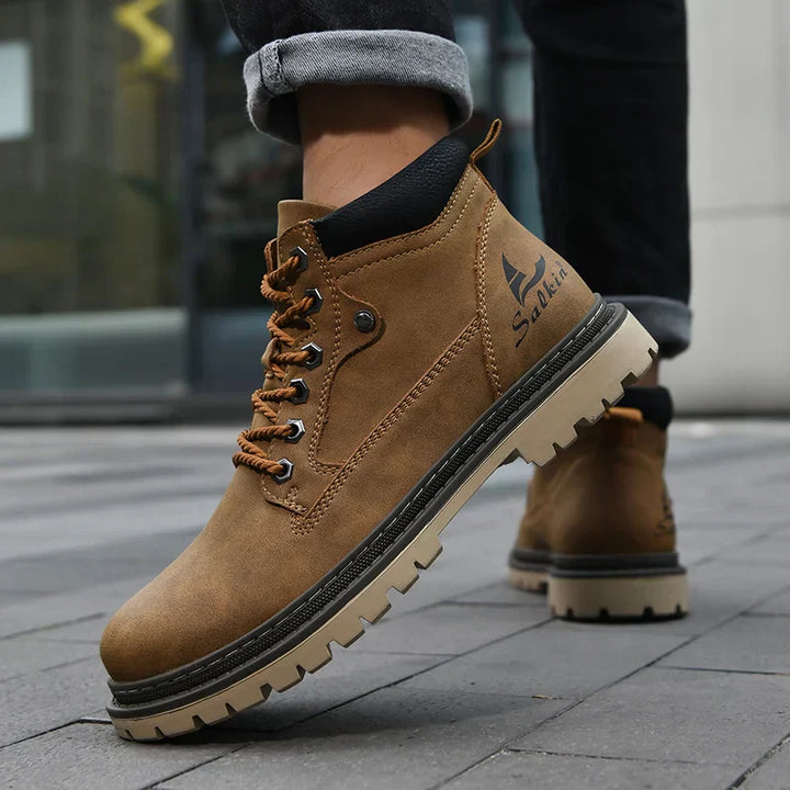 Warmer Herren Winterschuh in Blau, Schnürdesign, rutschfeste Profilsohle für maximalen Komfort.