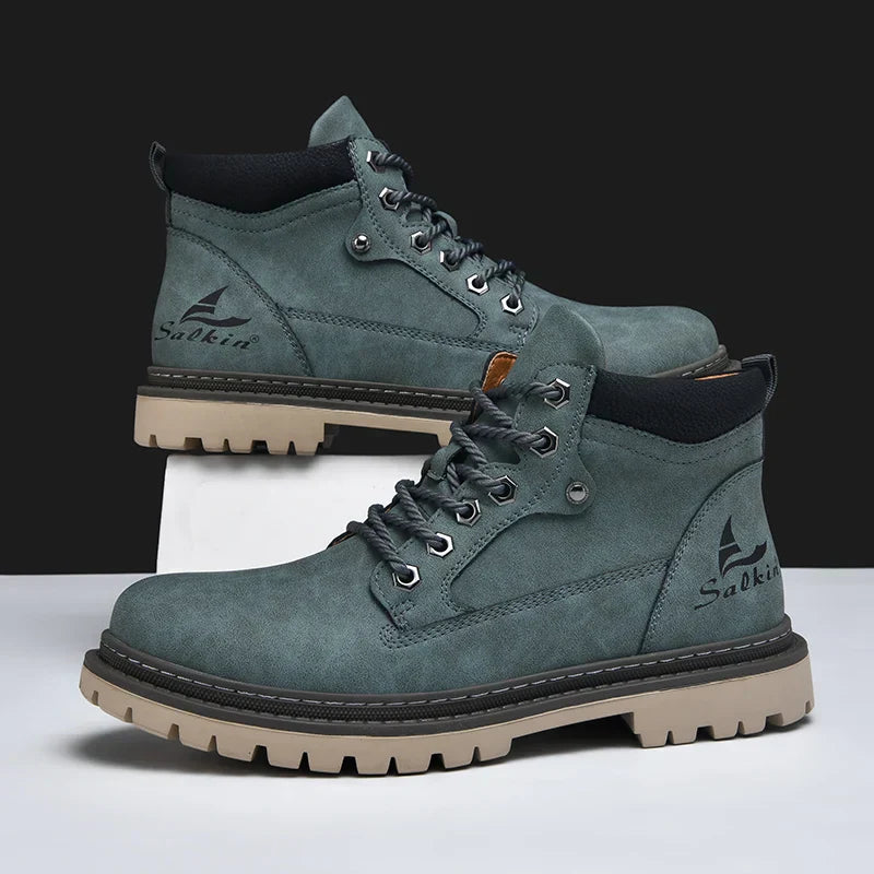 Moderner Herrenstiefel in Braun, ideal für Wintermode, mit Schnürung und warmer Fütterung.