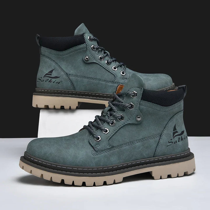 Moderner Herrenstiefel in Braun, ideal für Wintermode, mit Schnürung und warmer Fütterung.