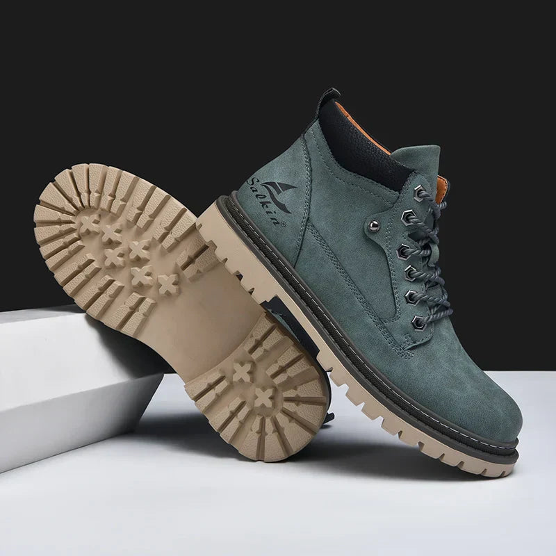 Eleganter brauner Herren Winterschuh, Schnürstiefel für den Alltag, warm und mit guter Traktion.