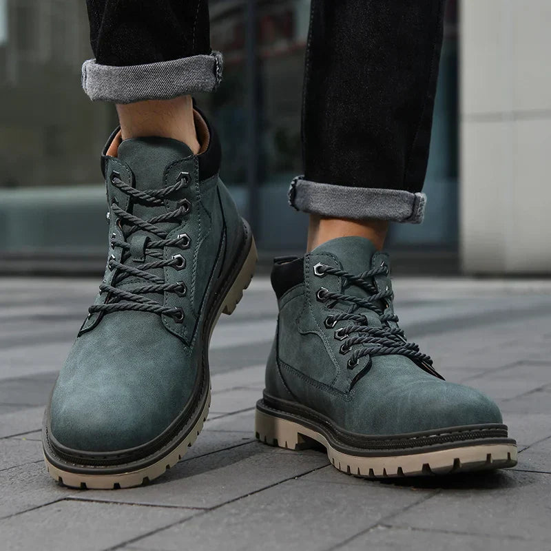 Funktionaler blauer Herren Winterstiefel, robust, warm gefüttert und mit rutschfester Profilsohle.