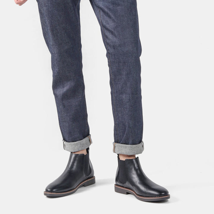 Modern designte schwarze Viktor Chelsea-Stiefel. Stilvolle Modestiefel, die jedes Outfit aufwerten.