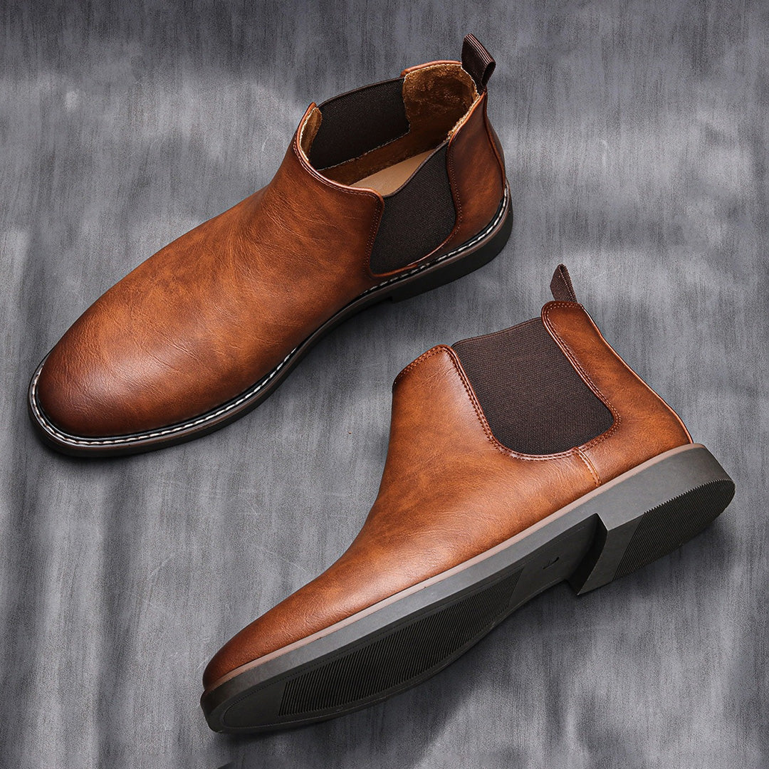 Schwarze Viktor Chelsea-Stiefel, Seitenansicht. Moderne Herrenstiefel für Business Casual & Freizeit.