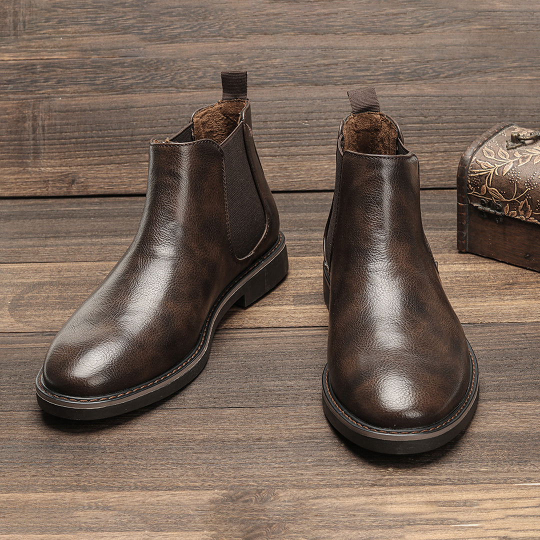 Detail: Elastischer Einsatz am braunen Viktor Chelsea-Stiefel für mühelosen Einstieg & Komfort.