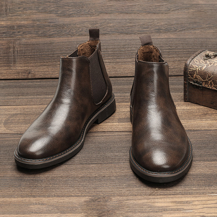 Detail: Elastischer Einsatz am braunen Viktor Chelsea-Stiefel für mühelosen Einstieg & Komfort.