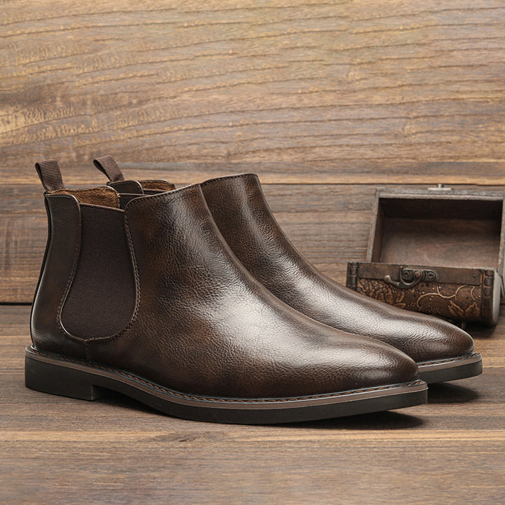 Braune Viktor Herren Chelsea-Stiefel am Fuß. Stylische Alltagsschuhe für modernen & bequemen Look.