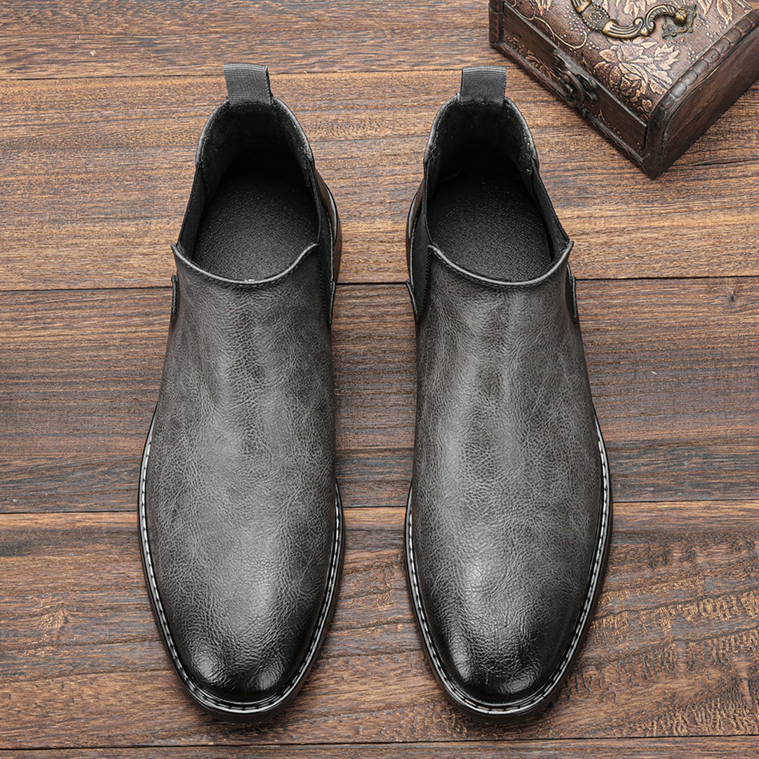 Schwarze Viktor Chelsea-Stiefel am Fuß. Elegante Modestiefel, perfekt für Business Casual Outfits.