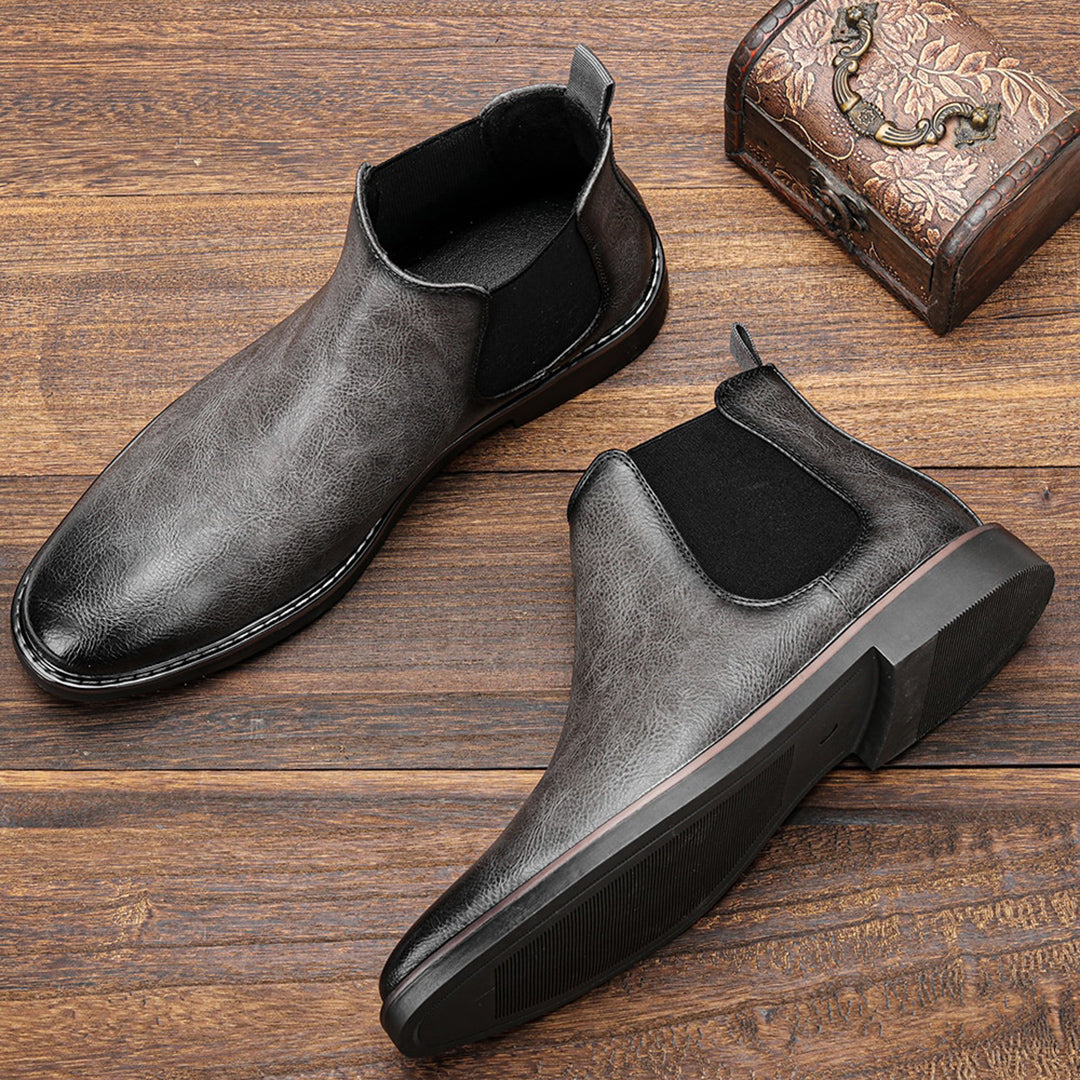 Ein Paar braune Viktor Herren Chelsea-Stiefel. Zeitloses & modernes Design für stilvolle Männer.