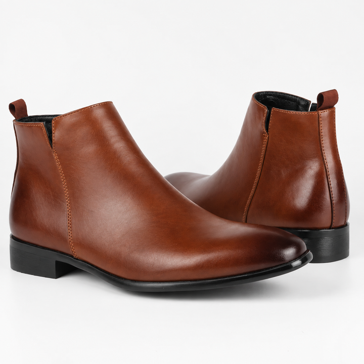 Herrenstiefel in Braun von der Seite, warme und orthopädische Schuhe für kalte Tage.