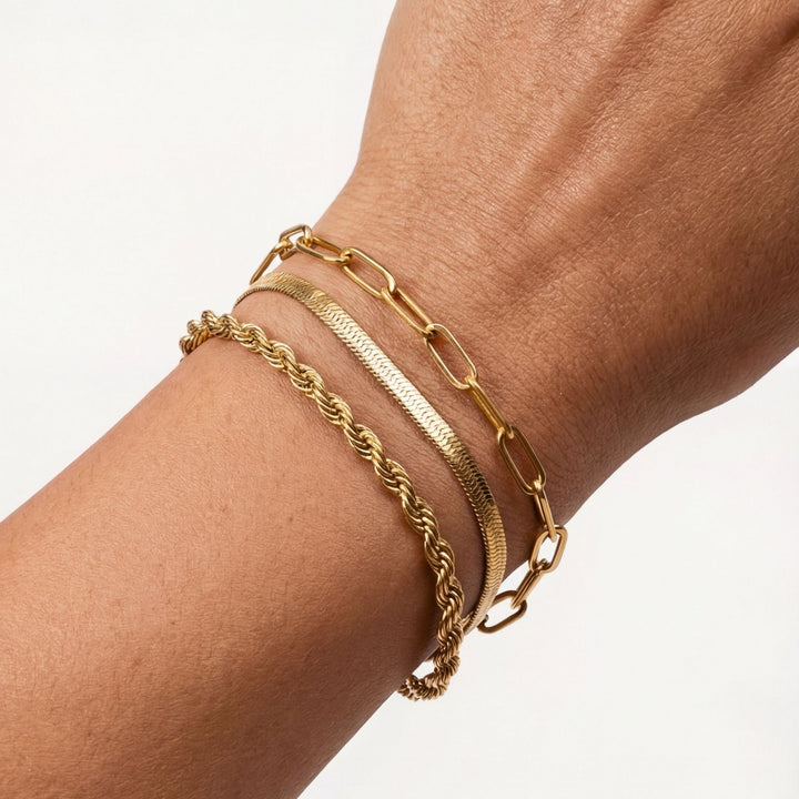 Elegantes wasserfestes Damen Gold Armband Set aus hypoallergenem Edelstahl, perfekt für Layering.
