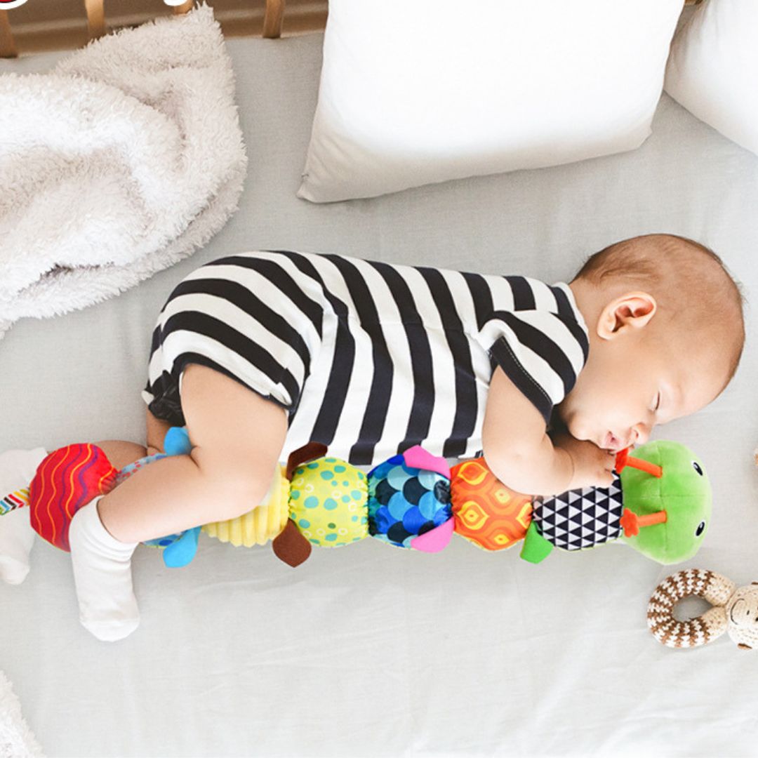"Bunte Plüsch-Musikraupe für Babys, leuchtende Farben, weiche Texturen, Musikfunktion, fördert sensorische Entwicklung"