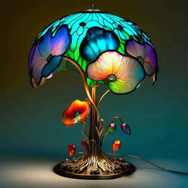 Buntes Tiffany-Lampe mit Blumenmuster, Glas, Vintage-Stil, dekorative Beleuchtung.