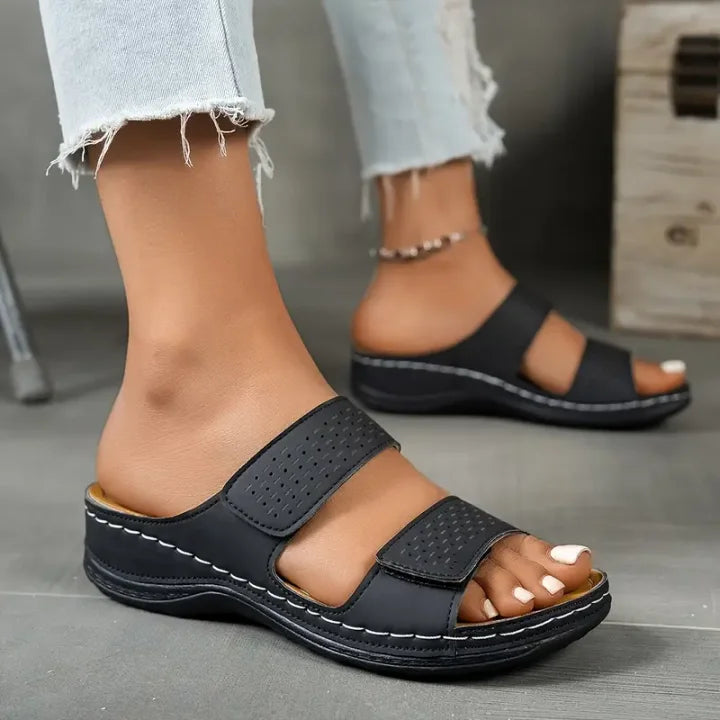 Bequeme Damen Schlupfsandalen mit verstellbaren Klettverschlüssen für optimalen Halt und Komfort.