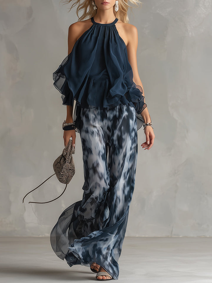 Model trägt das elegante zweiteilige Set Aubrey in Marineblau von vorne im Stand
