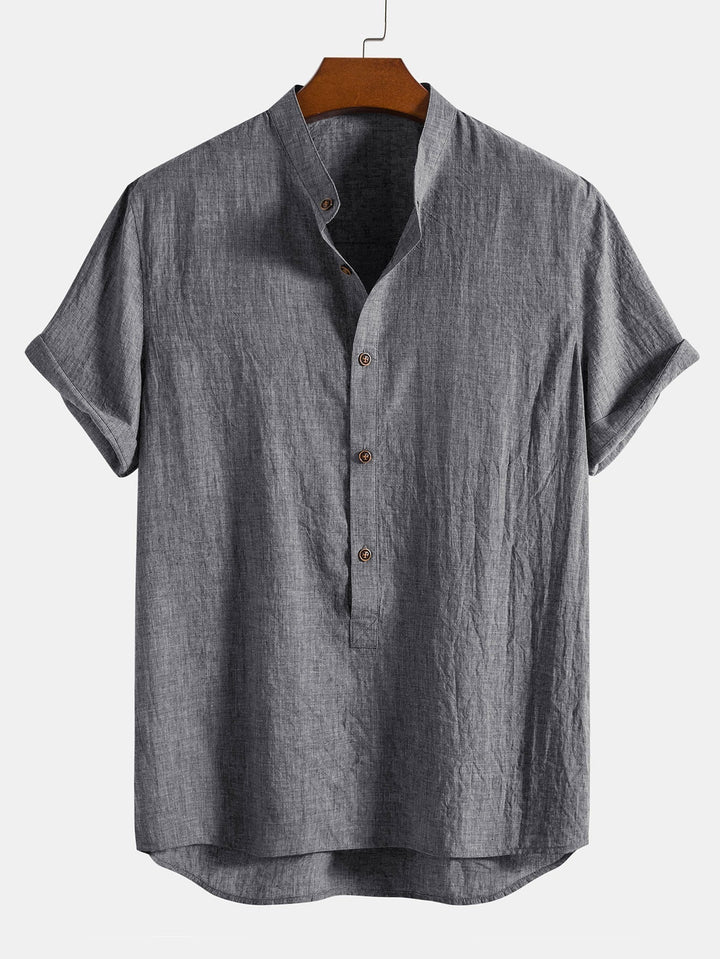 Zweiteiliges Herren Sommeroutfit mit legerem Hemd und legerer Freizeithose
