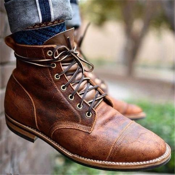 Seitenansicht der rutschfesten Herrenstiefel bei Outdoor-Aktivitäten