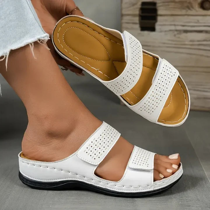 Elegante Damen Pantoletten mit gepolstertem Fußbett, atmungsaktiv, perfekt als Sommerschuhe.