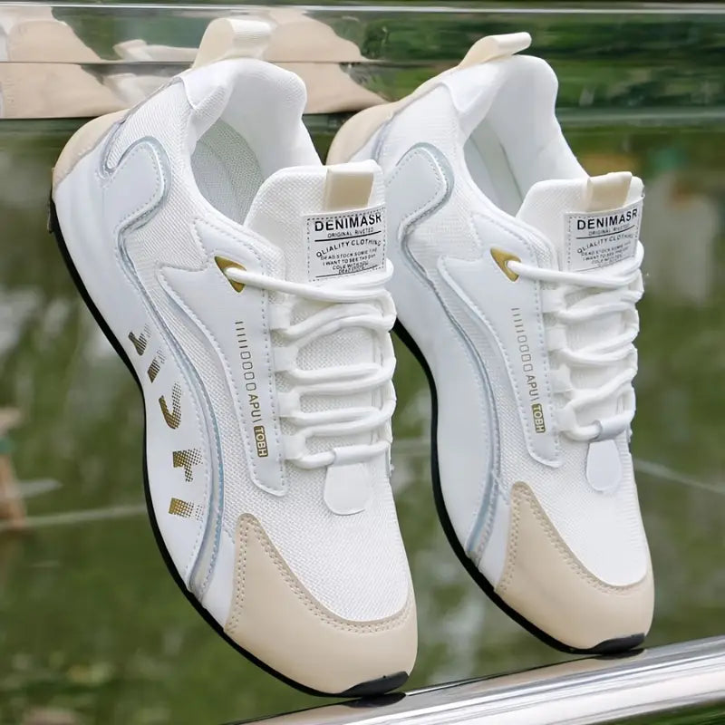 Draufsicht auf bequeme Schnürsneaker für Herren, mit flexibler Sohle und sicherem Halt.