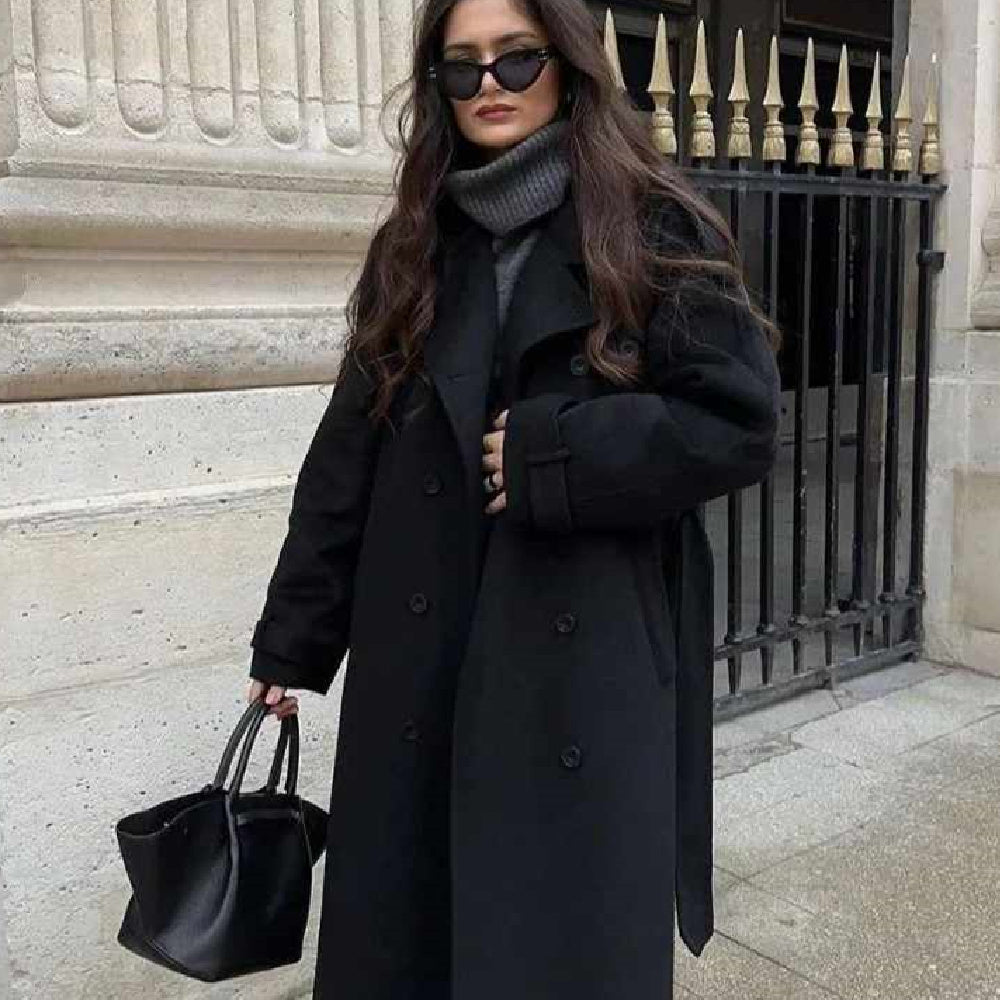 Damen Mantel in Schwarz mit Sonnenbrille und Handtasche