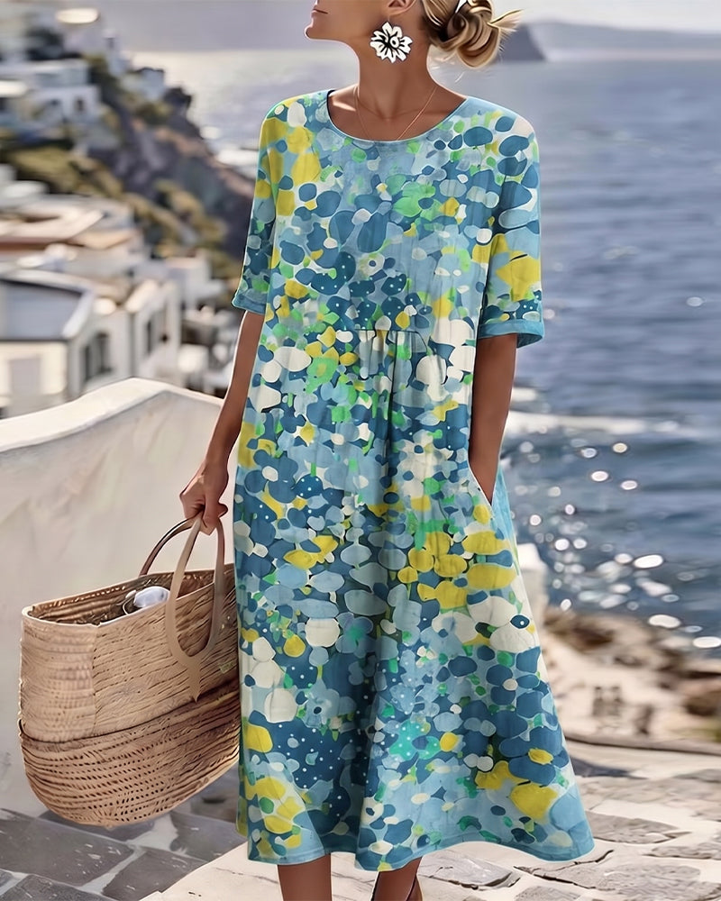 Damen Sommerkleid mit blauem Blumenmuster und halblangen Ärmeln im Freien am Meer