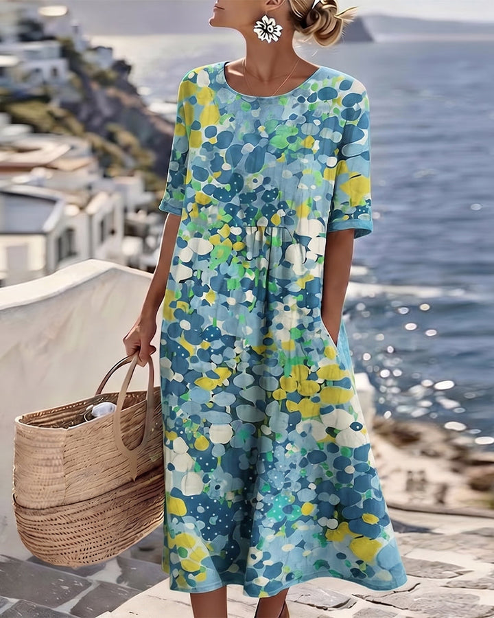 Damen Sommerkleid mit blauem Blumenmuster und halblangen Ärmeln im Freien am Meer
